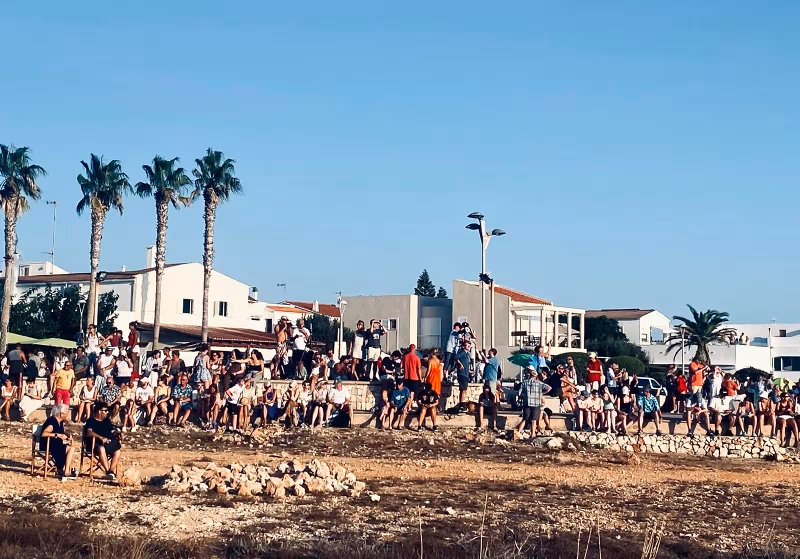 Distintos puntos de Menorca con gente preparada para ver el eclipse.
