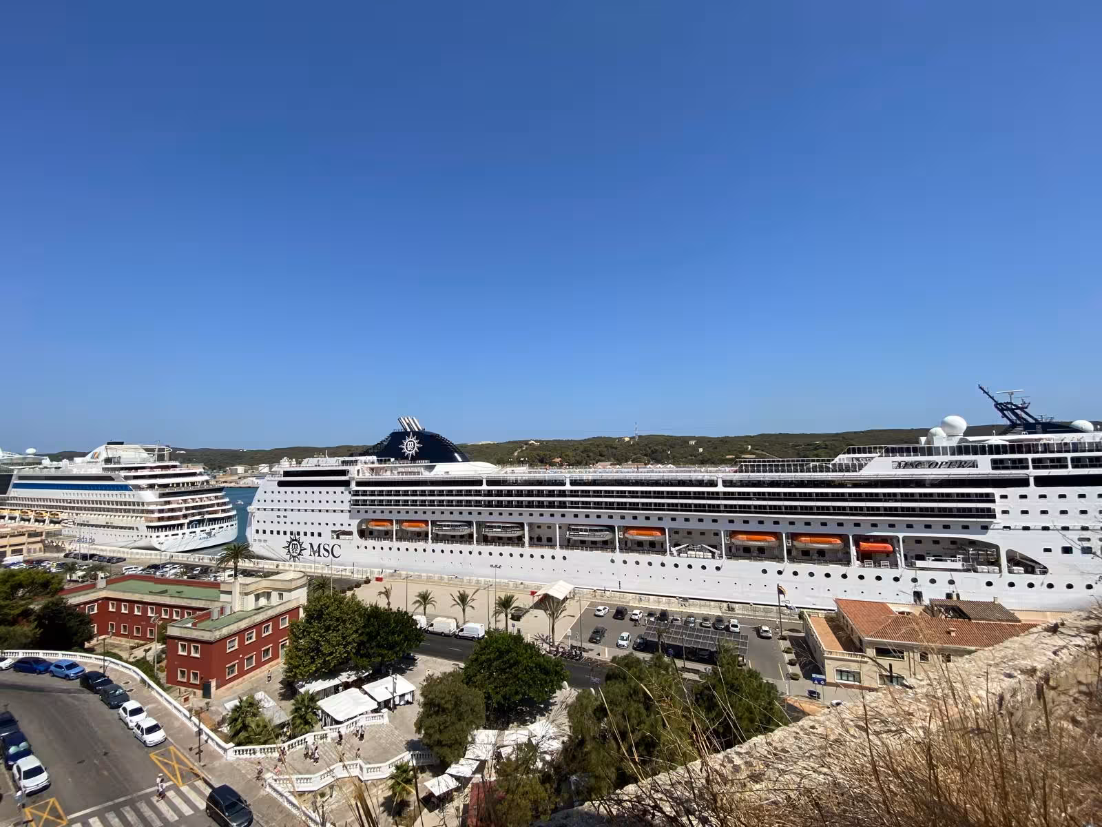 El AIDAstella y el MSC Opera en Maó. (Foto: P. Campbell)