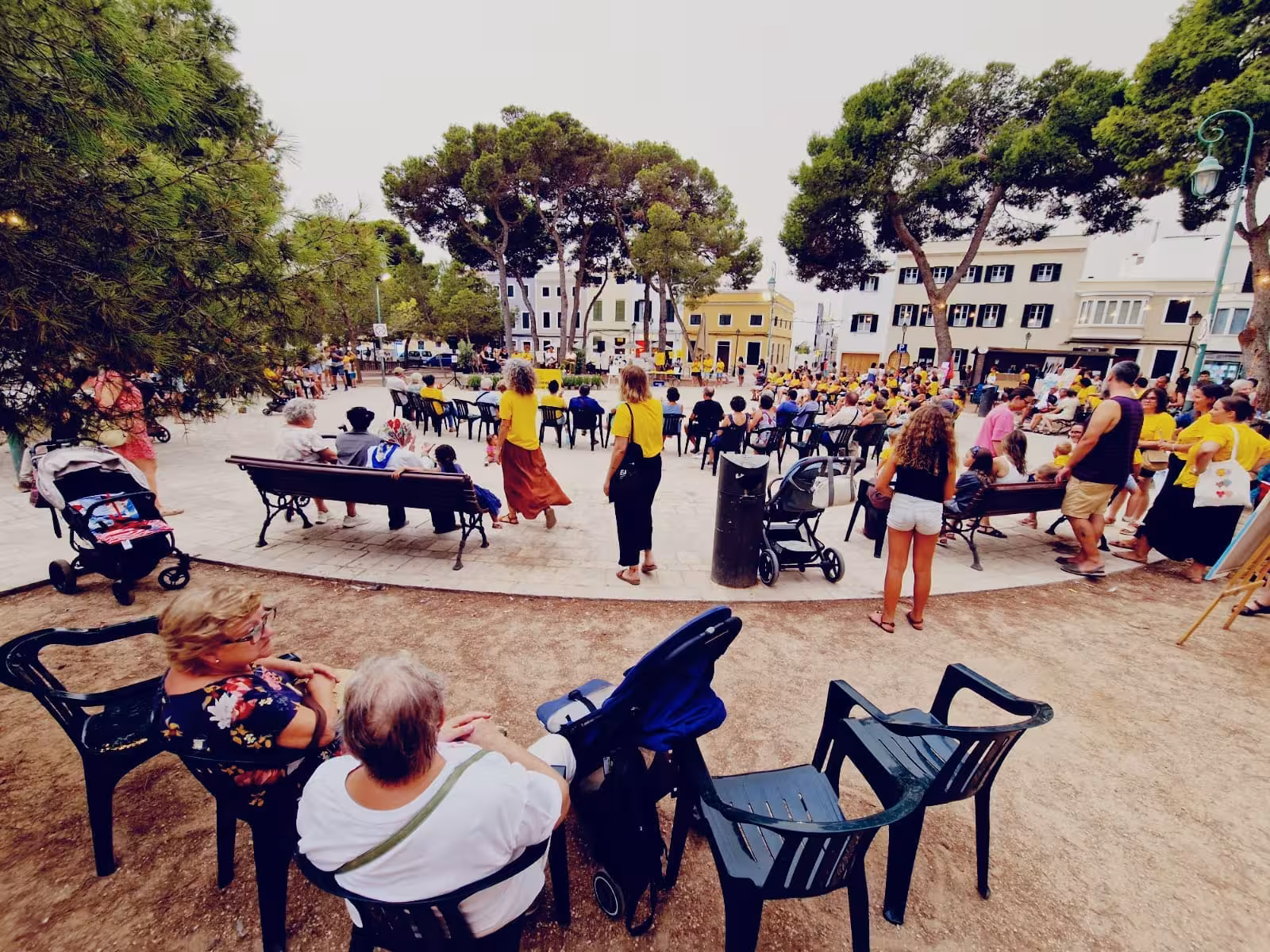 Diferentes momentos del encuentro en la Plaça des Pins. Fotos: Francina Maruès Oleo