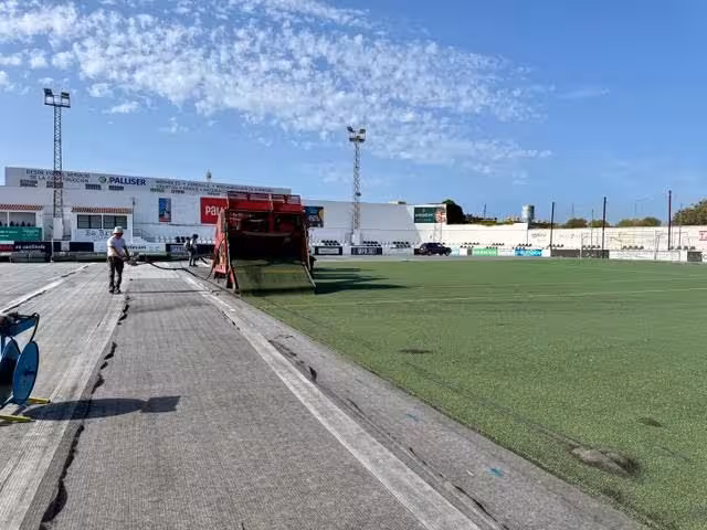 Los Pinos estrenará nuevo césped.
