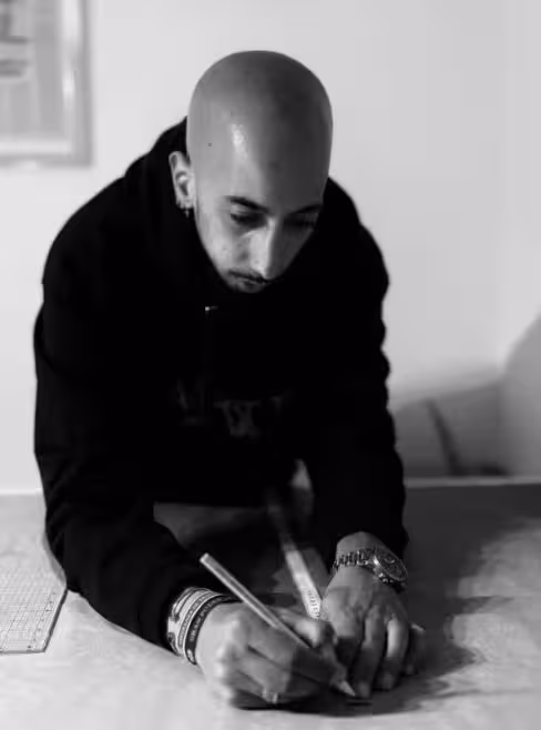 Álex Cortés trabajando en sus diseños.