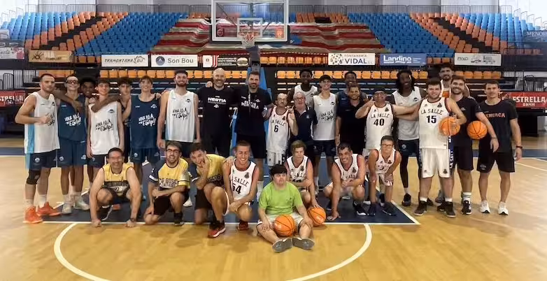 Las personas usuarias de Vidalba desplegaron sus mejores dotes baloncestísticas con pases y tiros de mucho mérito.