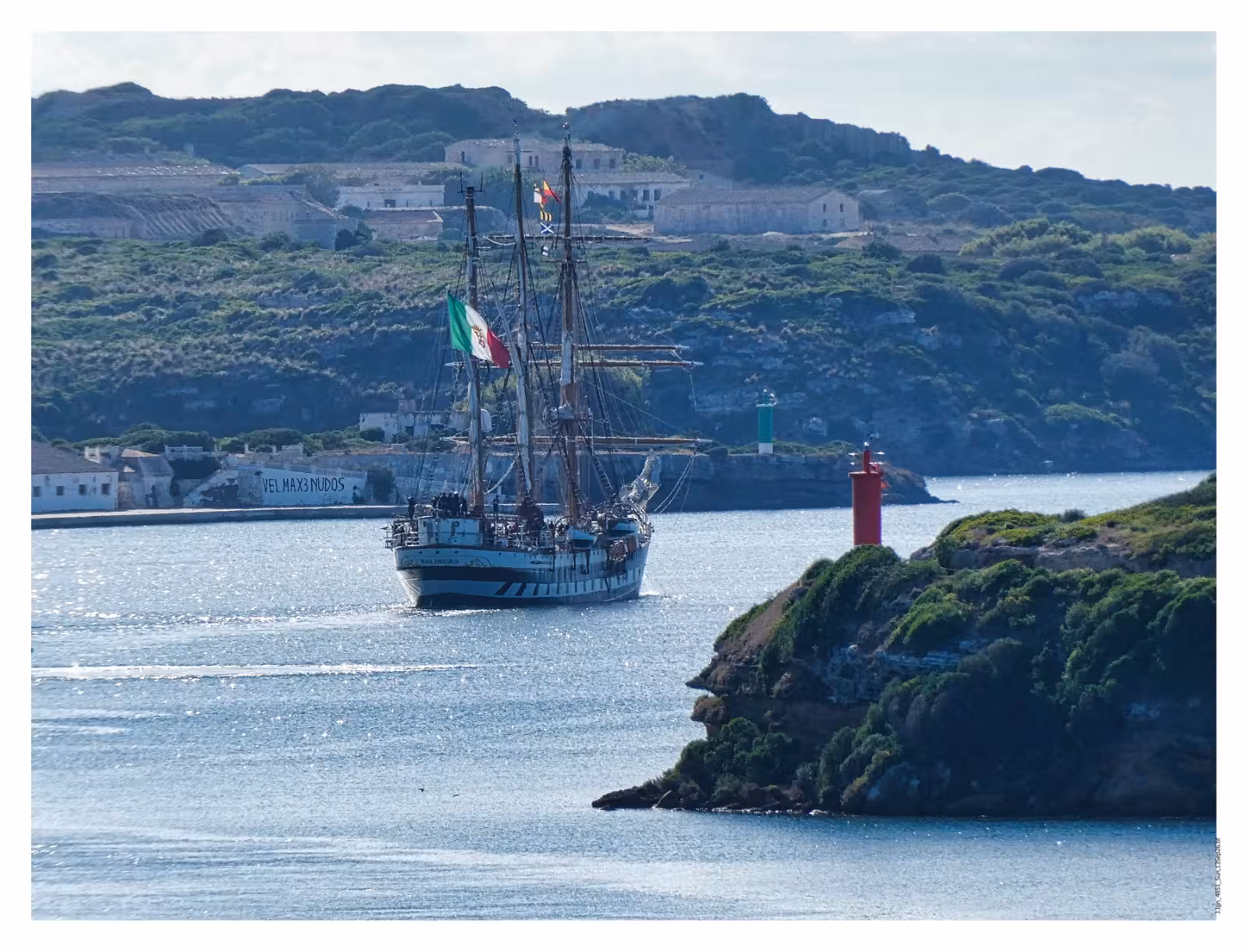 El Palinuro, abandonando el puerto de Maó. Foto: J.I.Seguí